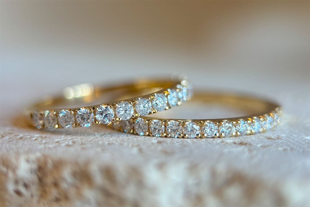 Aliança de casamento de ouro 18K amarelo, com cristais cravejados