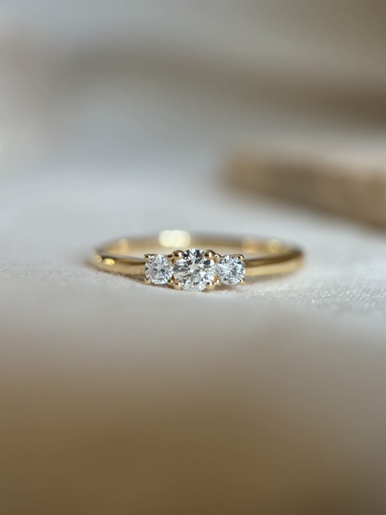 Anel de noivado de ouro amarelo 18K com três diamantes
