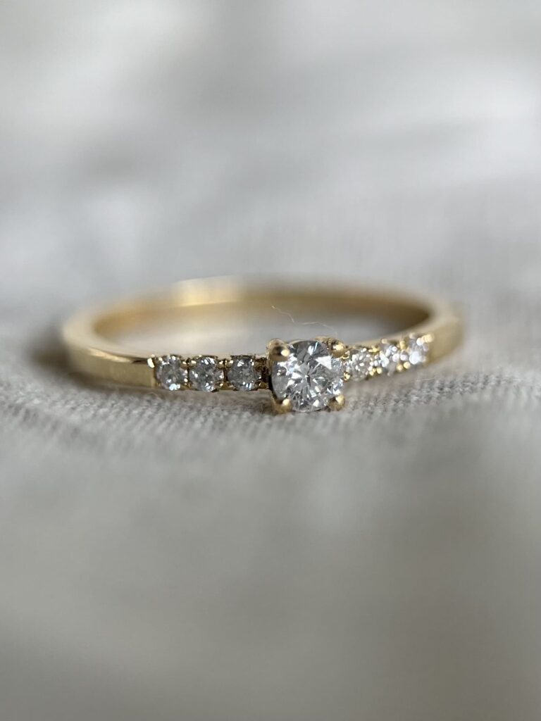 Anel de noivado de ouro amarelo 18K com ouro branco de um diamante em formato de pedra