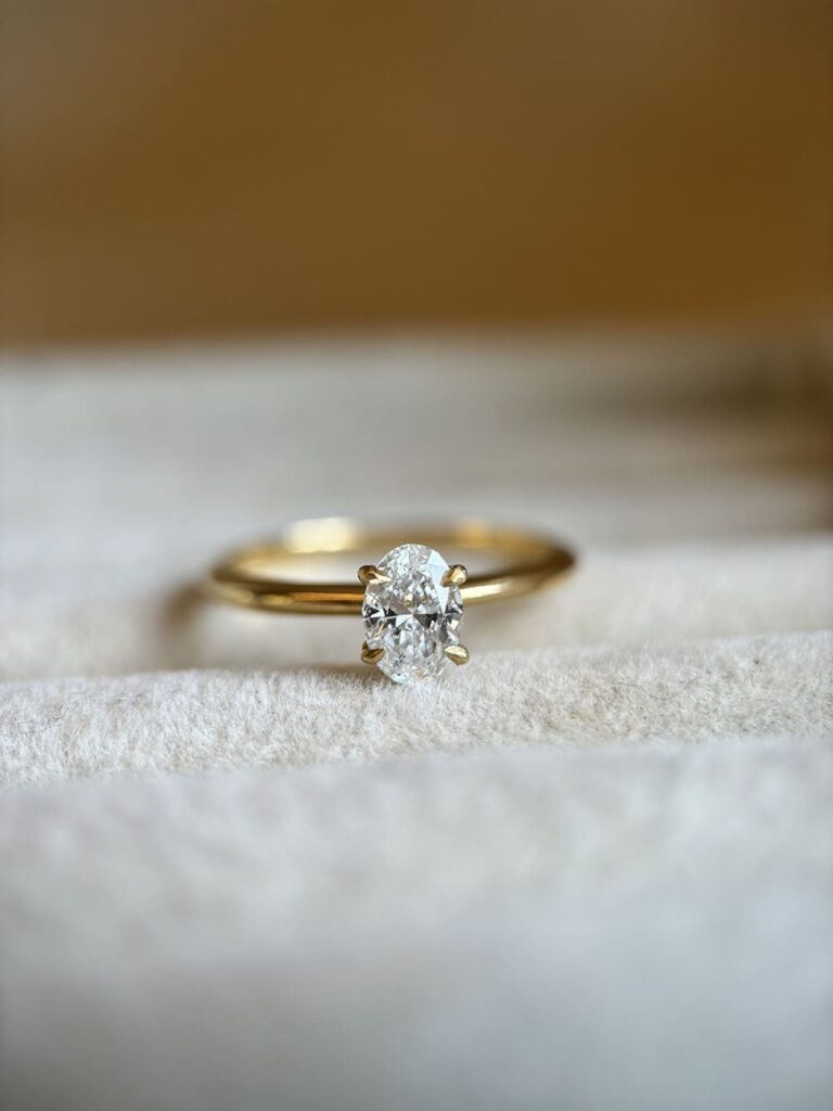 Anel de noivado em ouro amarelo 18K, com pedra minimalista de diamante